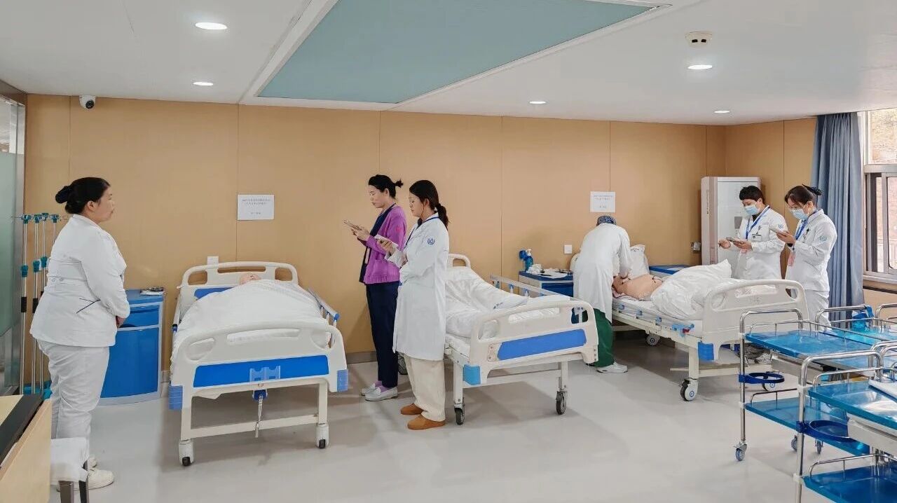 夯實急救基礎 守護生命健康——西藏阜康醫院護理部圓滿完成年度單人徒手心肺復蘇操作考核